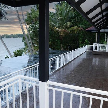 Quilon Lake Inn Kollam Exterior foto
